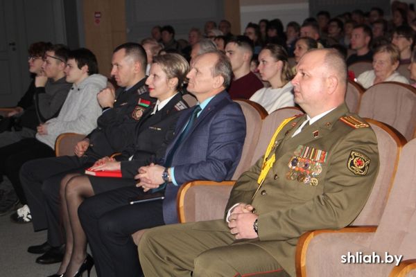 Накануне Дня защитников Отечества и Вооруженных Сил Республики Беларусь в районном Центре культуры прошла праздничная  концертная программа.
