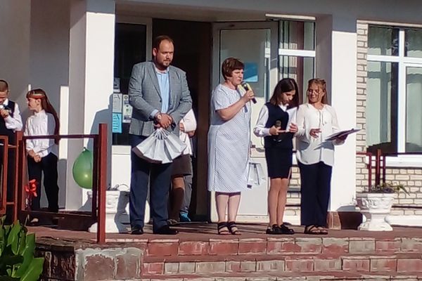 Директор КСУП "Совбел 2016" принял участие в праздничной линейке, посвященной 1-ому сентября.