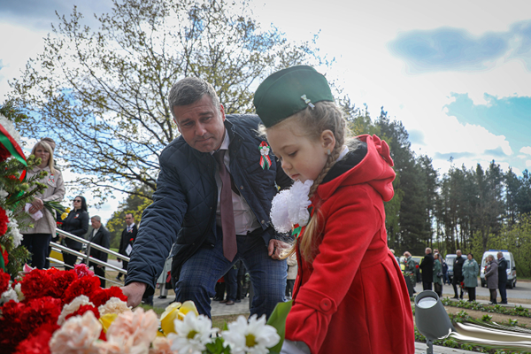 В День Победы в Сморгони торжественно открыли обновлённый мемориальный комплекс «Переправа»