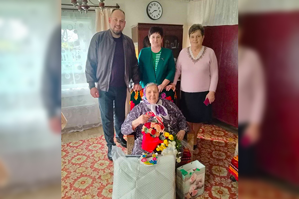 90 лет, согретых любовью и трудом: Галину ТУМАШ поздравили с юбилеем